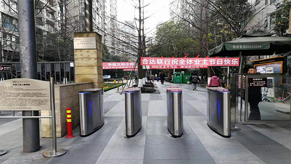 小區(qū)門(mén)禁閘機(jī)主要用哪些產(chǎn)品？翼閘？擺閘？全高閘還是三輥閘？